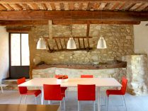 Comedor rústico con toques modernos